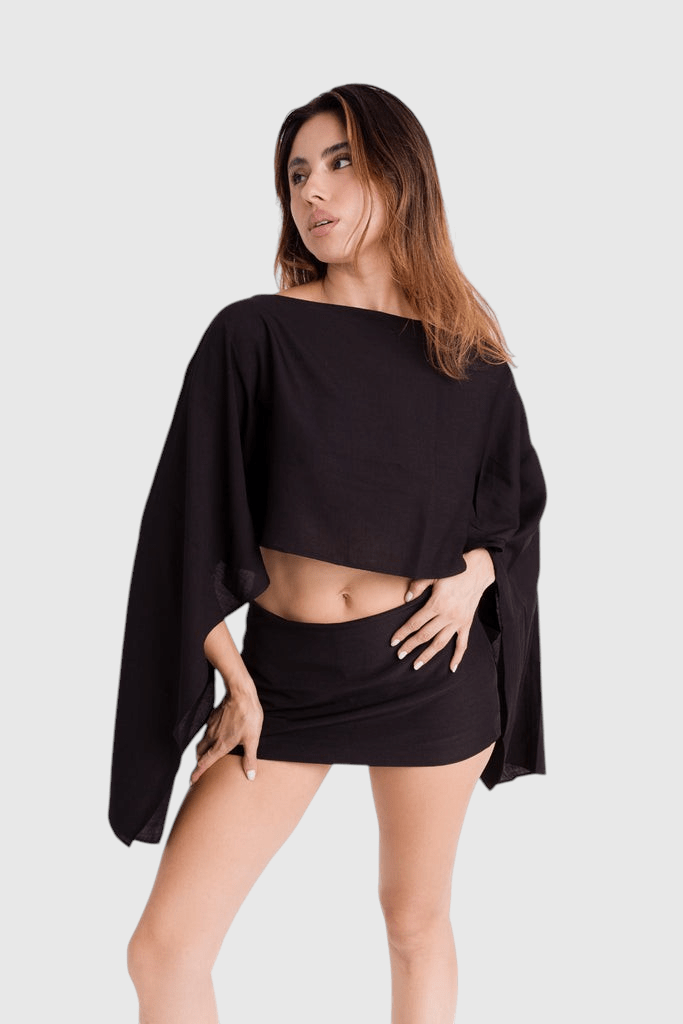 Modelo veste blusa preta LA MAGIE | Roupas Femininas Básicas e Estilosas estilo capa em viscose rústica fluida.