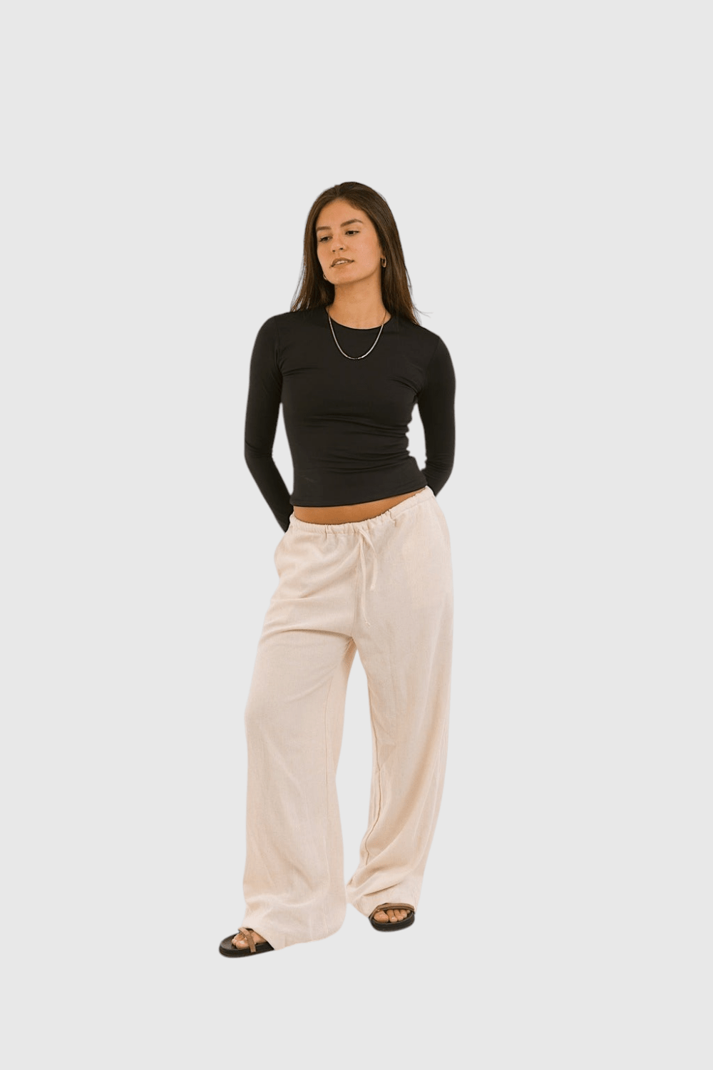 Modelo vestindo blusa básica de manga longa preta em poliamida com ajuste perfeito e zero transparência da LA MAGIE