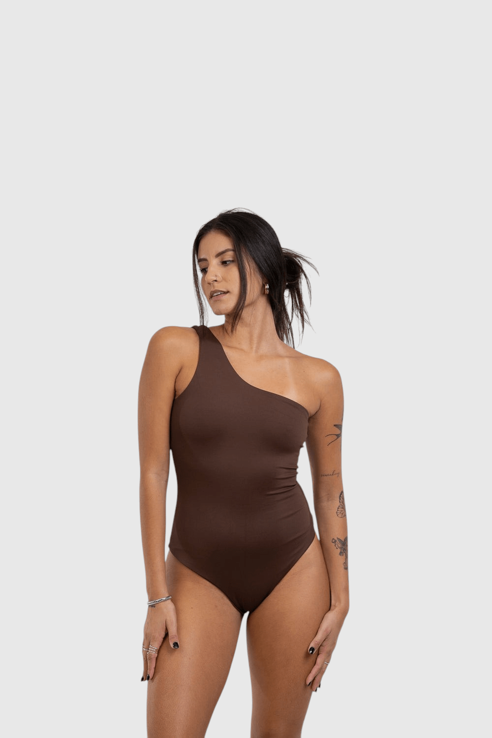 Modelo vestindo body nula manga marrom da LA MAGIE | Roupas Femininas Básicas e Estilosas em poliamida com forro