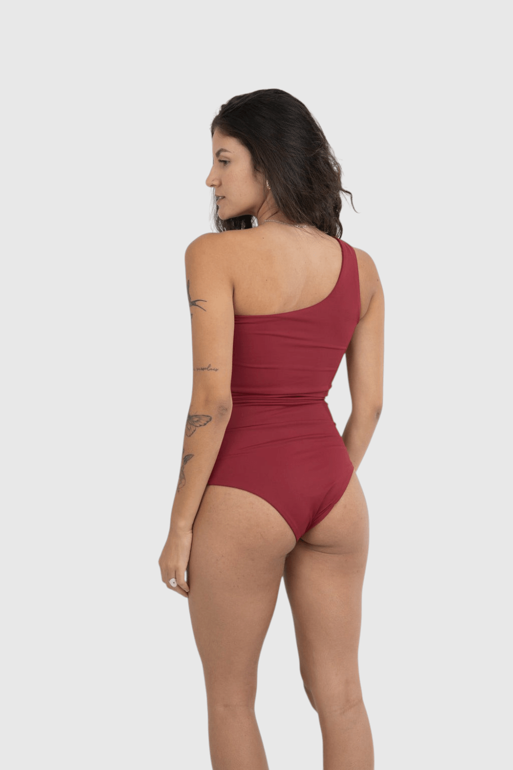 Modelo vestindo body nula manga vermelho LA MAGIE | Roupas Femininas Básicas e Estilosas em poliamida com forro duplo.
