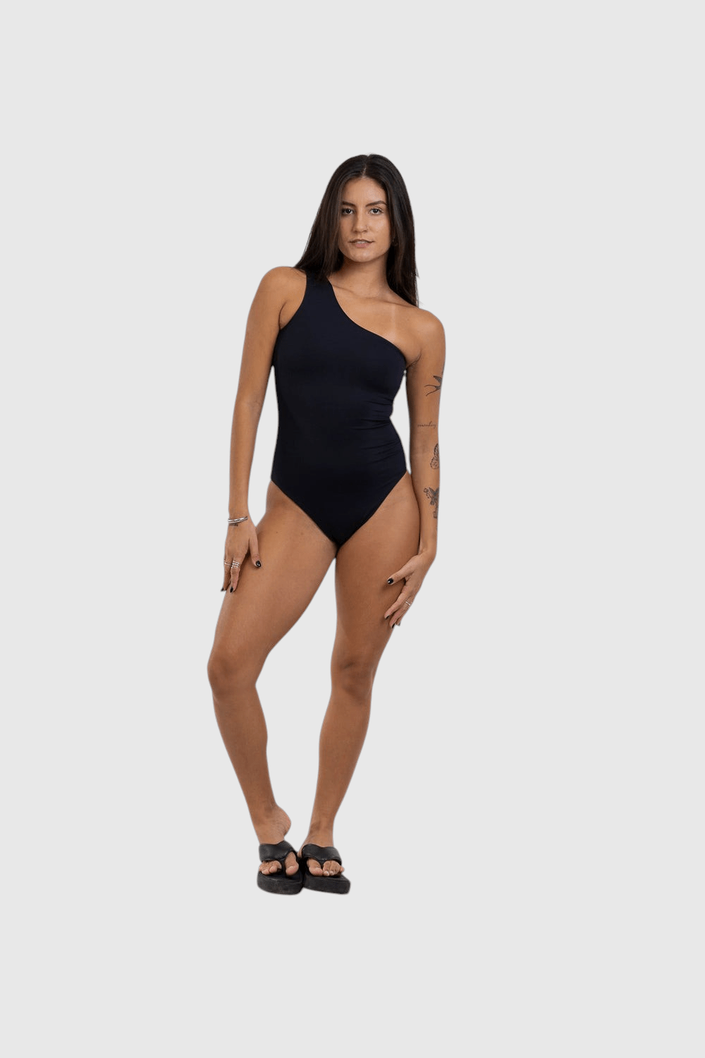 Modelo vestindo body nula manga preto da LA MAGIE | Roupas Femininas Básicas e Estilosas em poliamida com forro duplo.