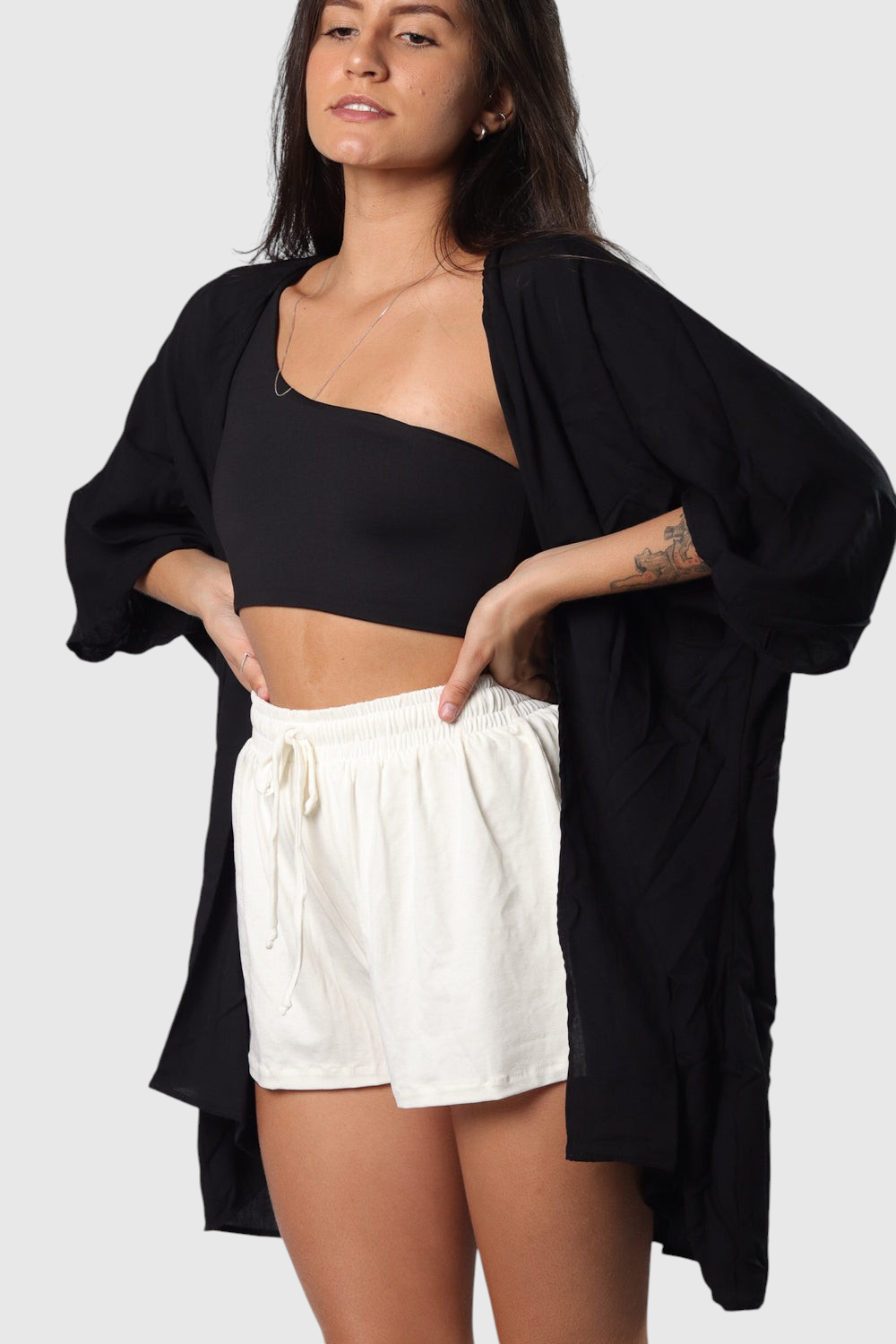 Modelo vestindo kimono preto de manga ampla em viscose rústica da LA MAGIE | Roupas Femininas Básicas e Estilosas