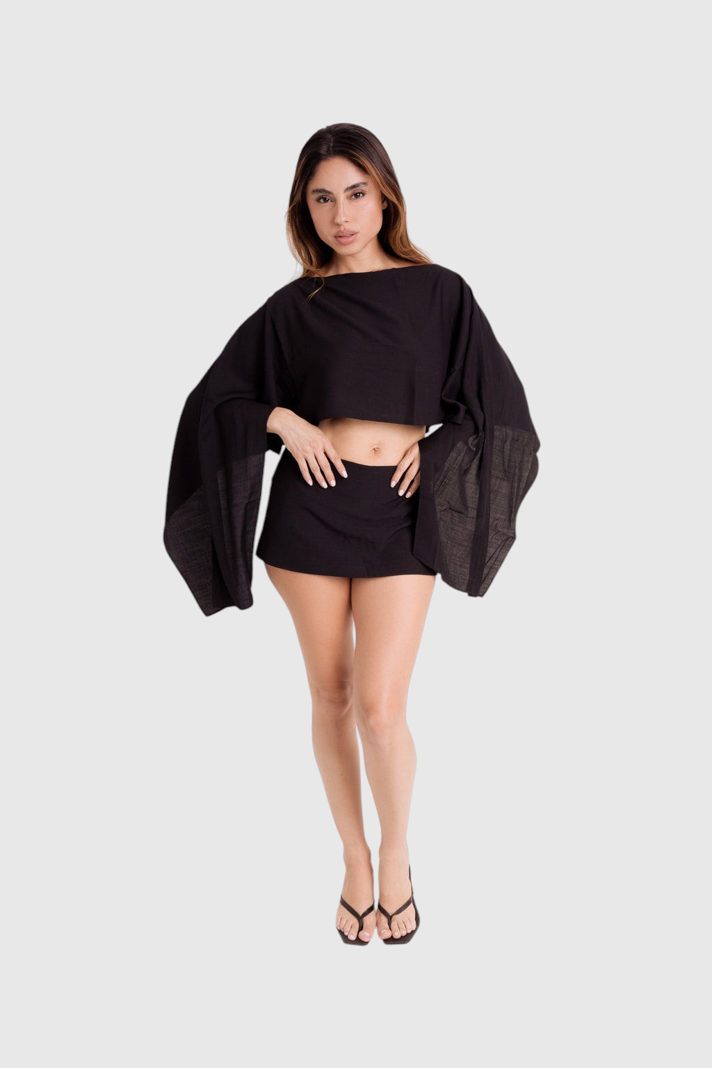 Modelo vestindo Blusa Aura Capa de Viscose preta da LA MAGIE | Roupas Femininas Básicas e Estilosas com mangas amplas.