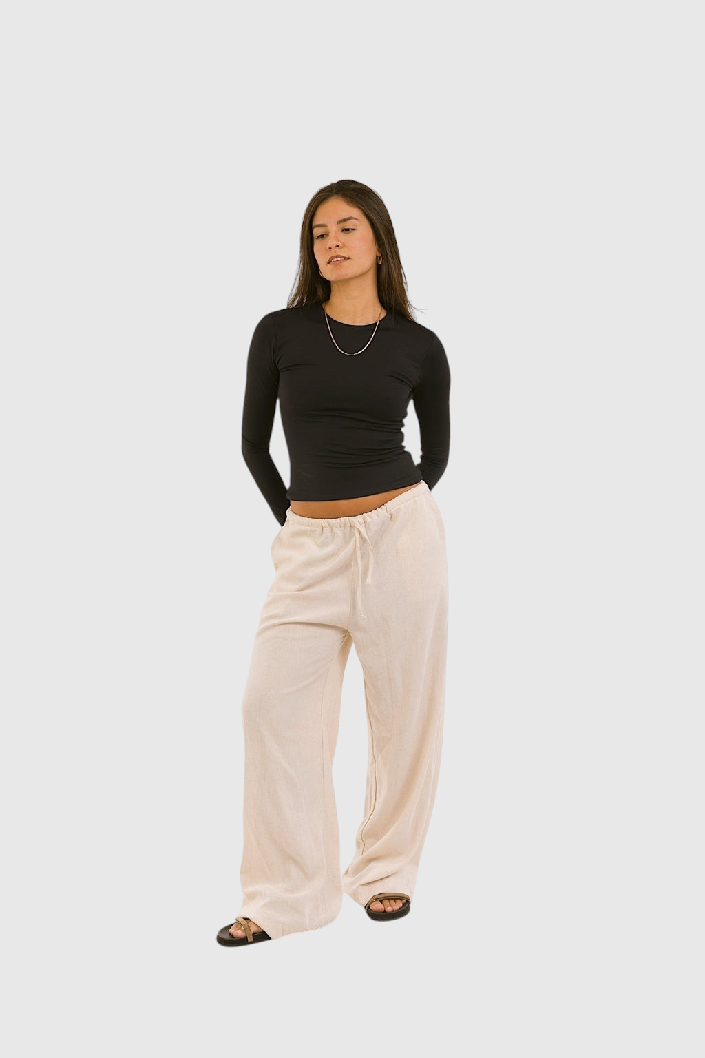 Modelo vestindo blusa básica de manga longa preta em poliamida com ajuste perfeito e zero transparência da LA MAGIE