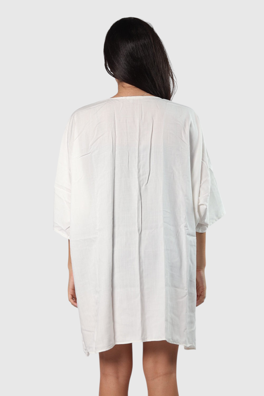Vista traseira de modelo usando kimono LA MAGIE | Roupas Femininas Básicas e Estilosas em viscose rústica branca
