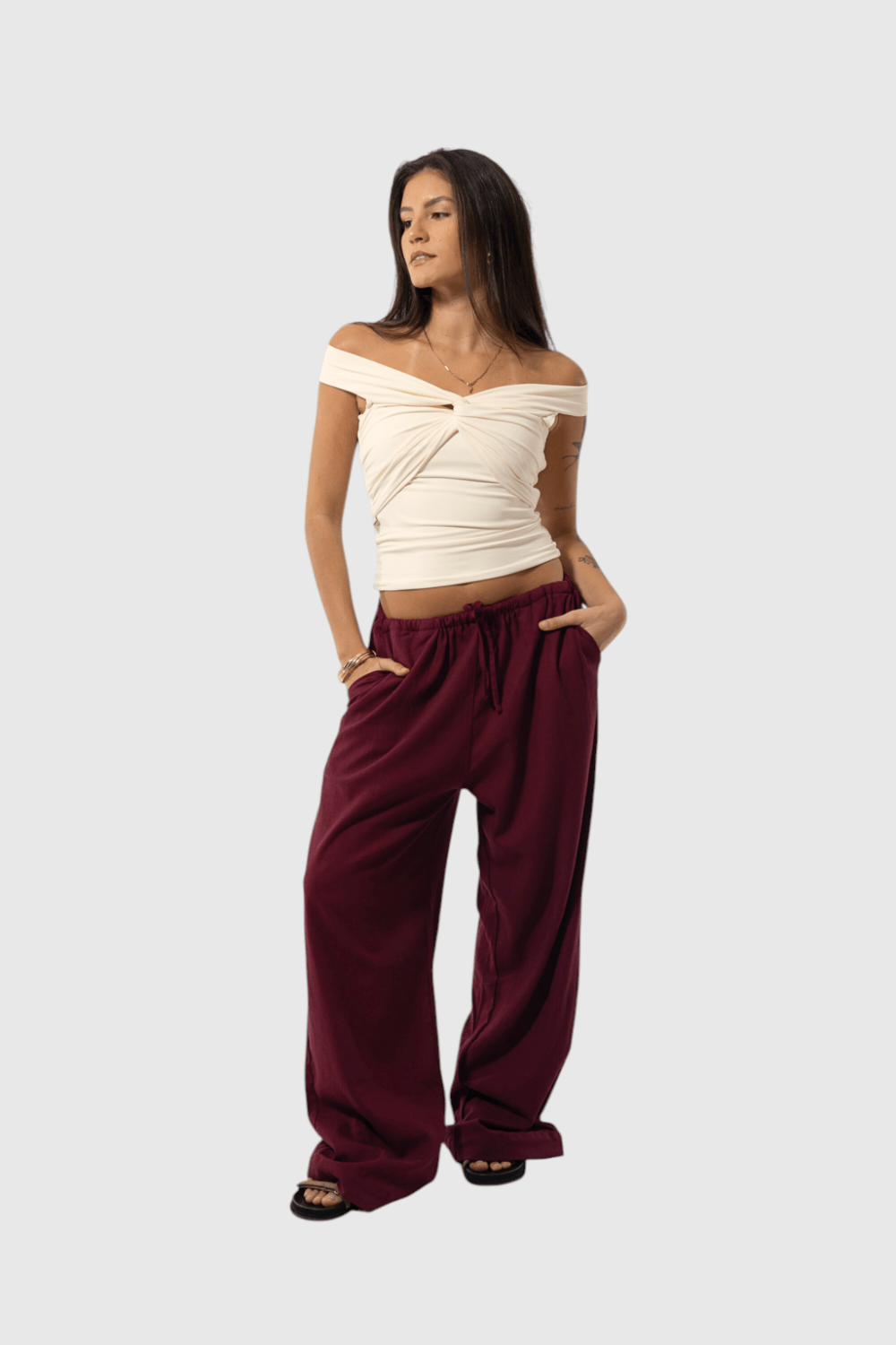 Modelo vestindo calça básica de linho vinho da LA MAGIE | Roupas Femininas Básicas e Estilosas com ajuste na cintura.