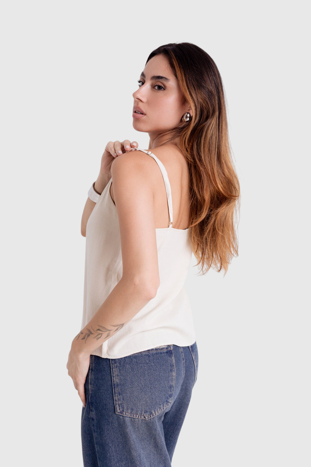 Modelo vestindo blusa off-white de alça fina LA MAGIE | Roupas Femininas Básicas e Estilosas em viscose rústica forrada