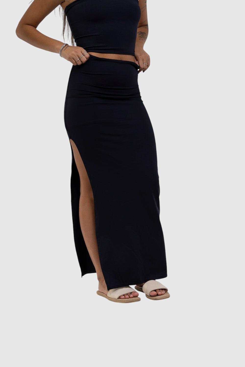 Saia midi preta LA MAGIE com fenda lateral, confeccionada em poliamida com elastano, modelagem justa e forro interno.