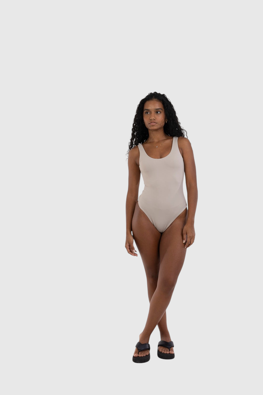 Modelo vestindo body cavado bege LA MAGIE | Roupas Femininas Básicas e Estilosas com costas abertas em poliamida.