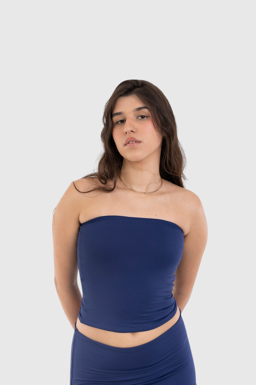 Modelo vestindo blusa tube azul marinho LA MAGIE | Roupas Femininas Básicas e Estilosas em suplex de poliamida premium.