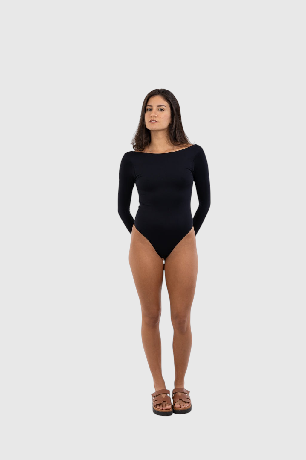 Modelo vestindo body preto de manga longa LA MAGIE | Roupas Femininas Básicas e Estilosas com decote versátil.