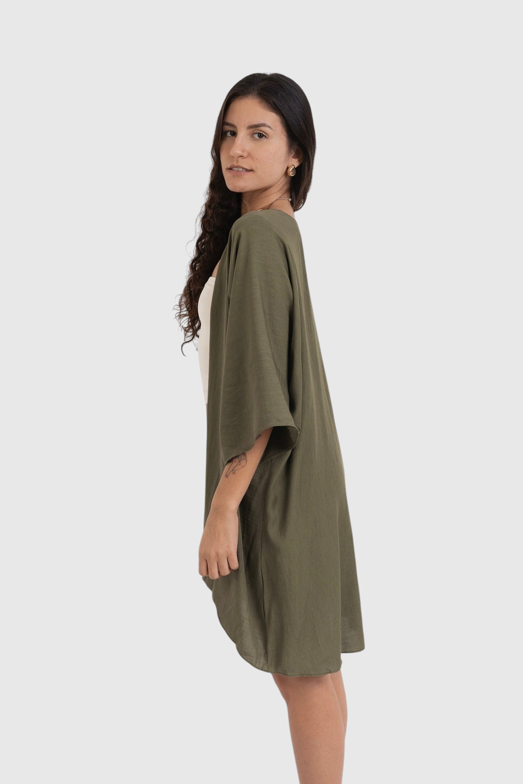 Modelo veste kimono LA MAGIE | Roupas Femininas Básicas e Estilosas verde em viscose rústica com mangas amplas