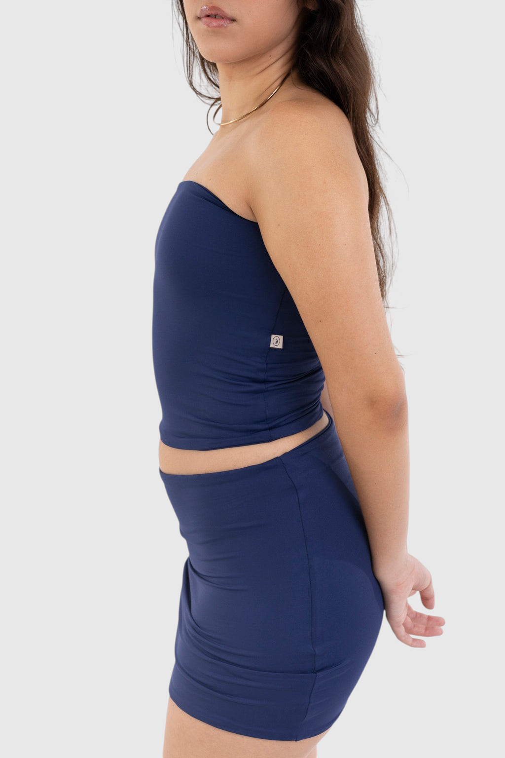 Modelo vestindo blusa tube azul marinho da LA MAGIE | Roupas Femininas Básicas e Estilosas em suplex de poliamida.