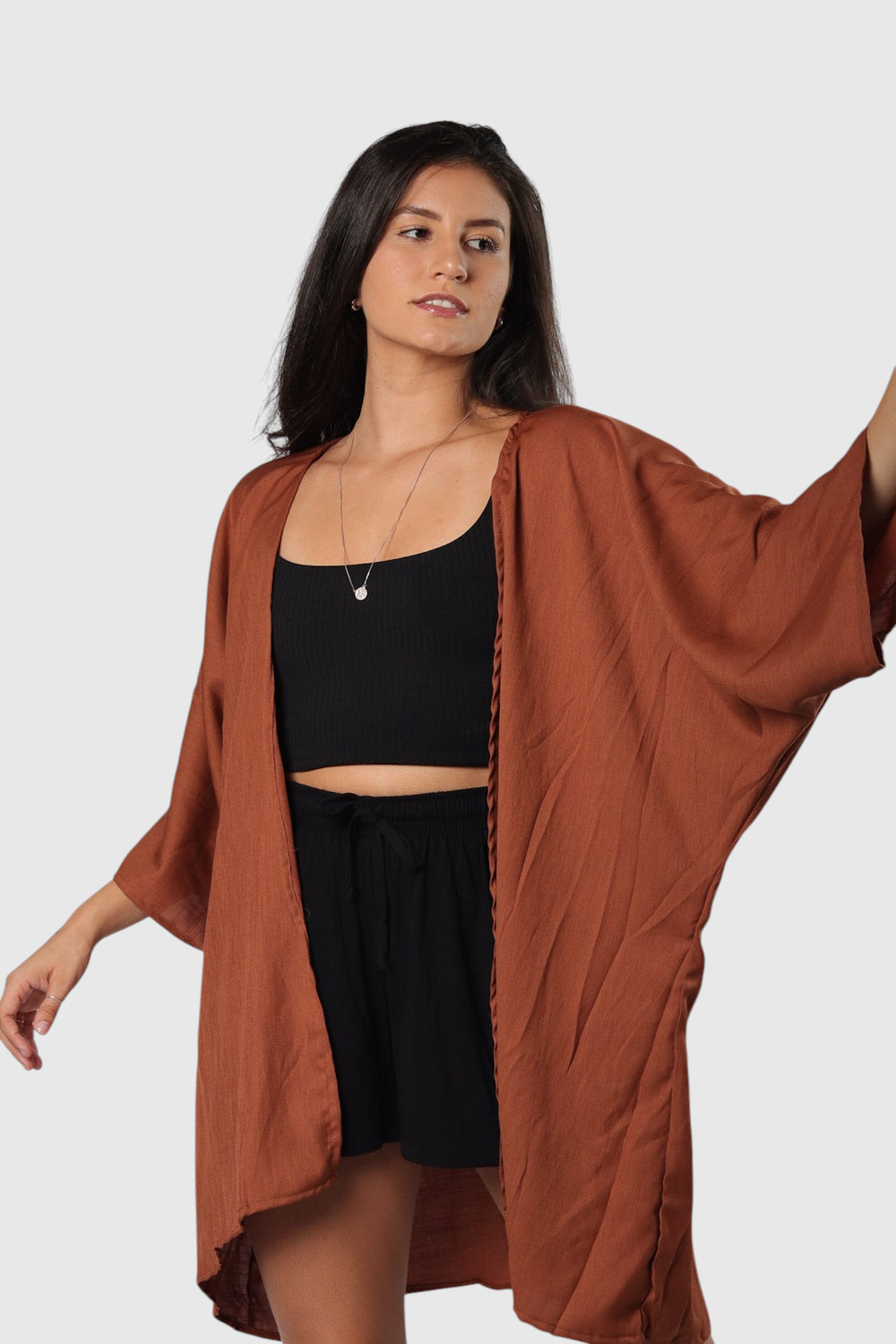 Modelo veste kimono LA MAGIE | Roupas Femininas Básicas e Estilosas em viscose rústica marrom com mangas amplas.