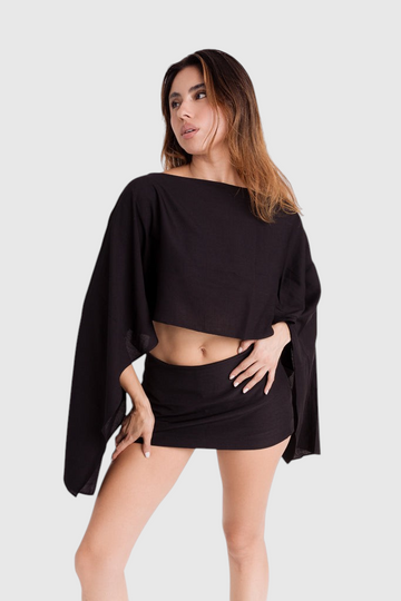 Modelo veste blusa preta LA MAGIE | Roupas Femininas Básicas e Estilosas estilo capa em viscose rústica fluida.