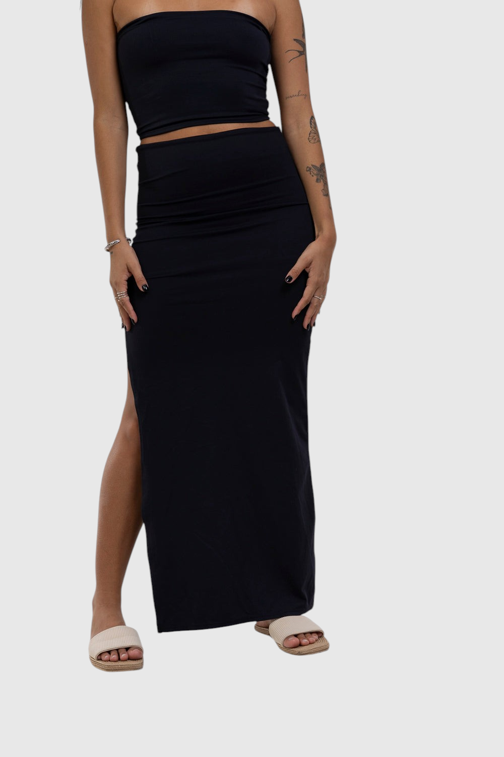 Saia midi preta com fenda lateral da LA MAGIE | Roupas Femininas Básicas e Estilosas em malha de poliamida.