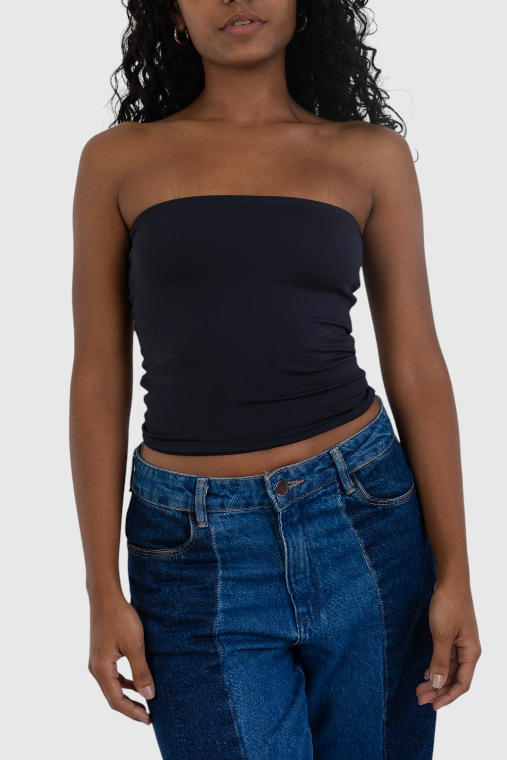 Modelo vestindo blusa tube preta LA MAGIE Roupas Femininas Básicas e Estilosas em suplex de poliamida com forro duplo