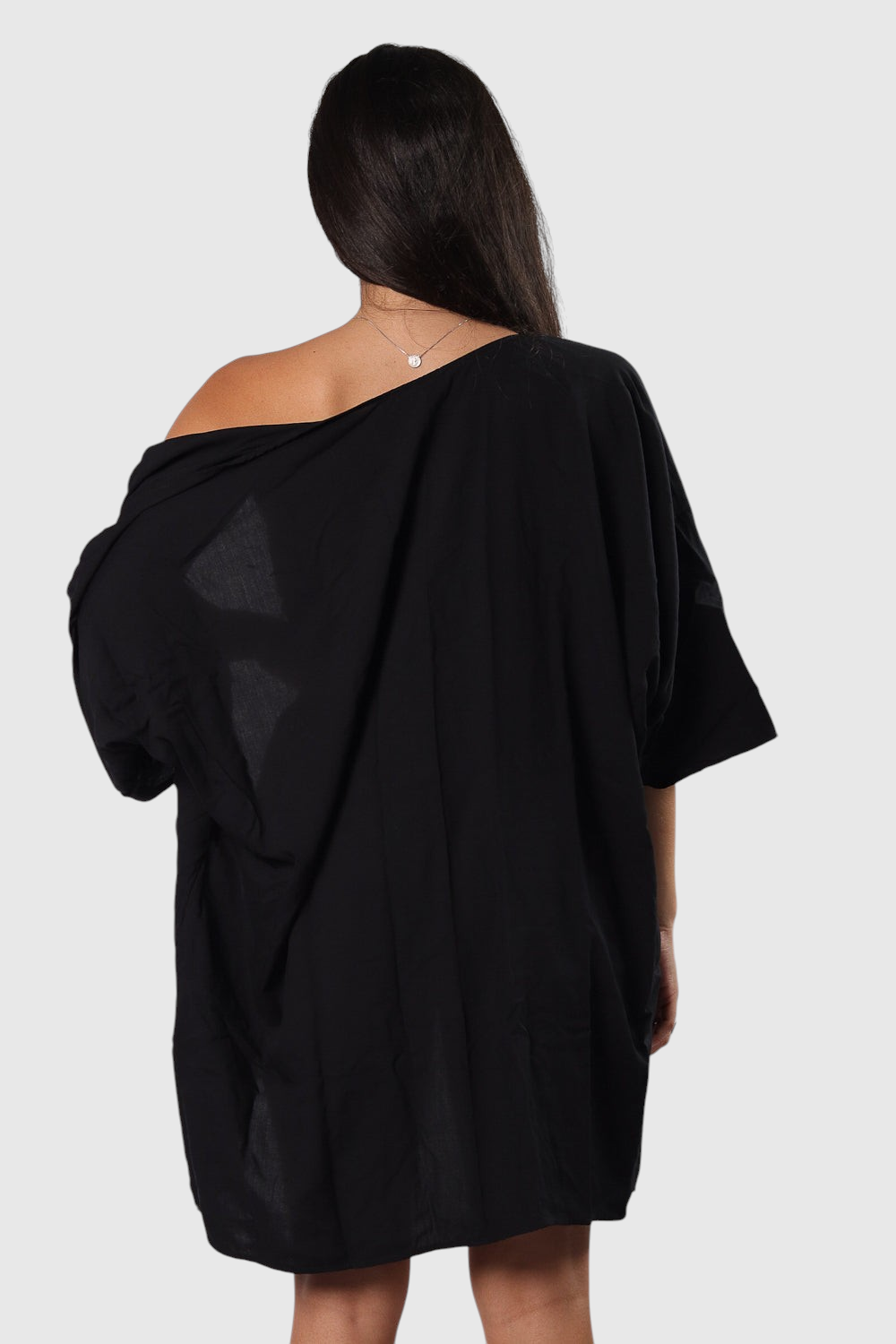 Modelo vestindo kimono preto de manga ampla em viscose rústica da LA MAGIE | Roupas Femininas Básicas e Estilosas