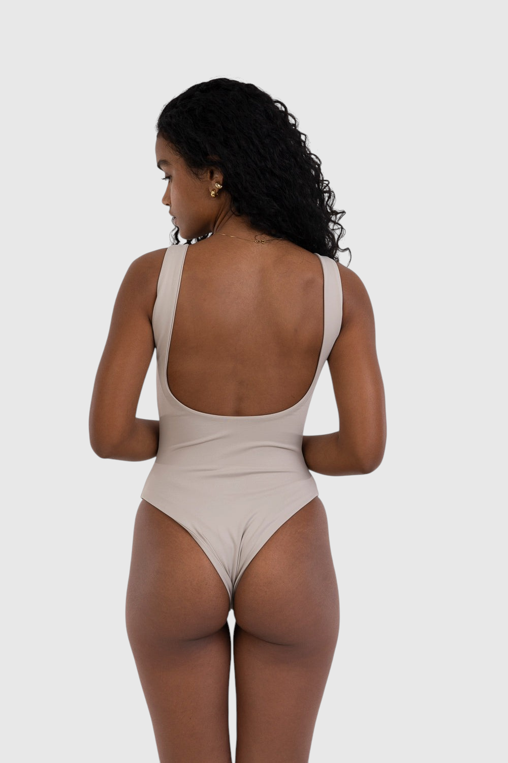 Modelo vestindo body cavado bege LA MAGIE | Roupas Femininas Básicas e Estilosas com costas abertas e forro duplo