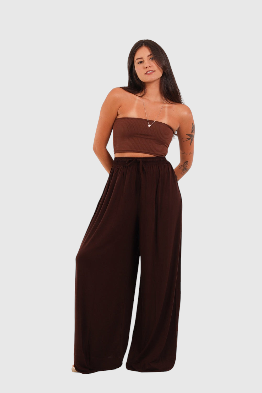 Modelo vestindo calça pantalona marrom LA MAGIE | Roupas Femininas Básicas e Estilosas em viscolycra com cós elástico.