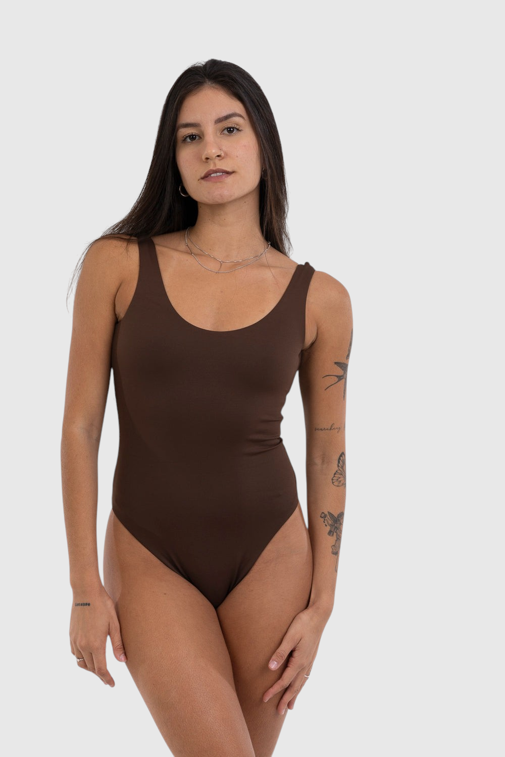 Modelo vestindo body cavado marrom LA MAGIE | Roupas Femininas Básicas e Estilosas em poliamida com forro duplo