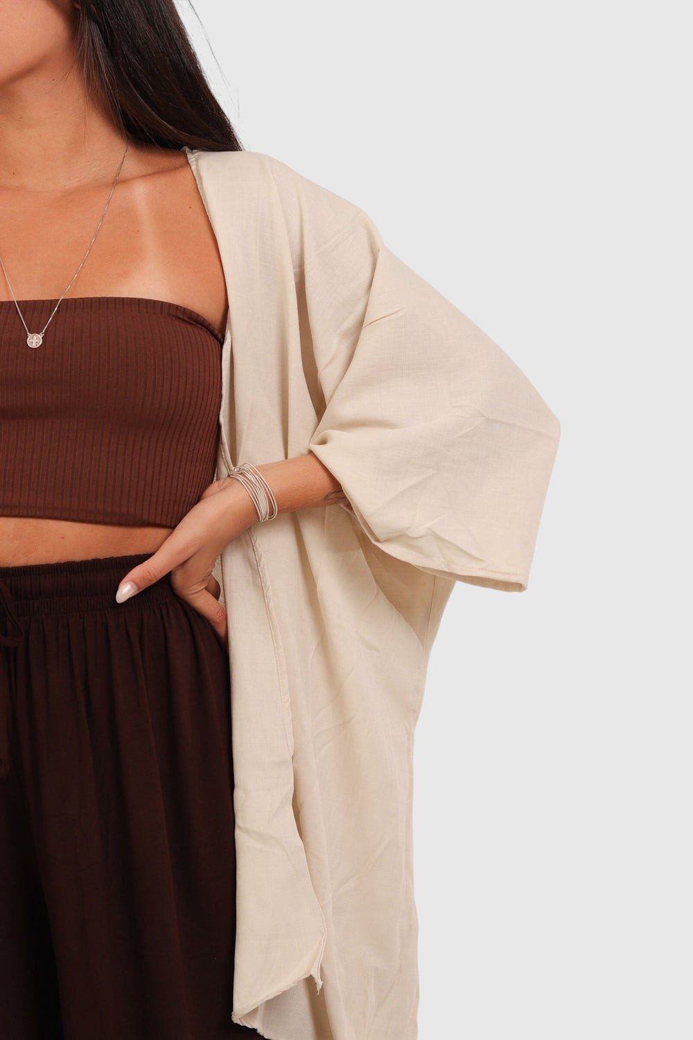 Kimono LA MAGIE | Roupas Femininas Básicas e Estilosas bege de viscose rústica com mangas amplas e caimento leve