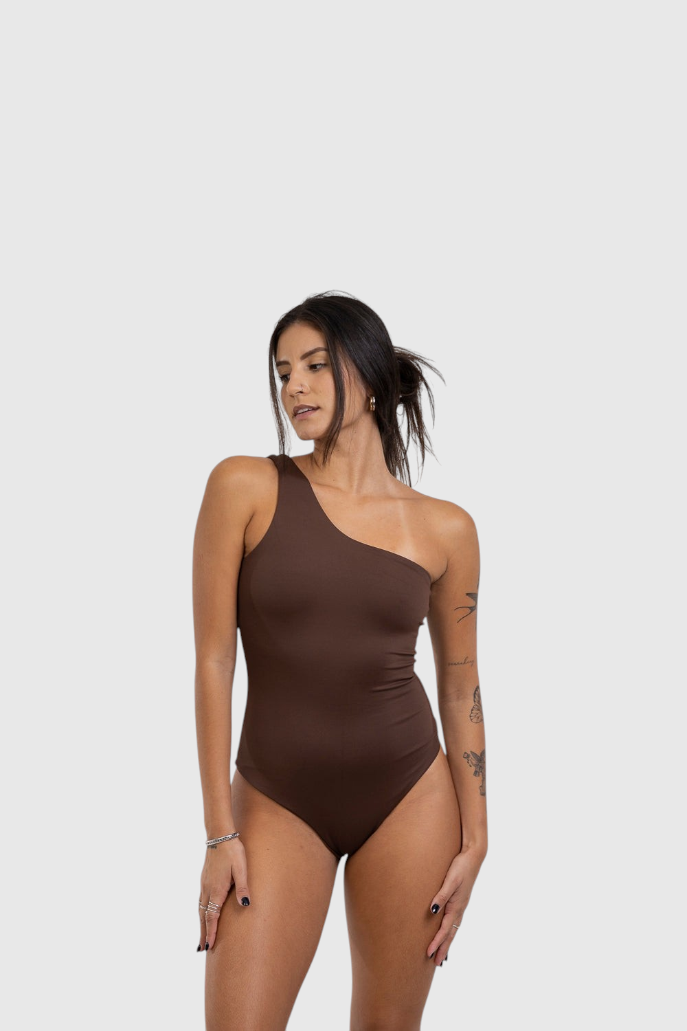 Modelo vestindo body nula manga marrom da LA MAGIE | Roupas Femininas Básicas e Estilosas em poliamida com forro