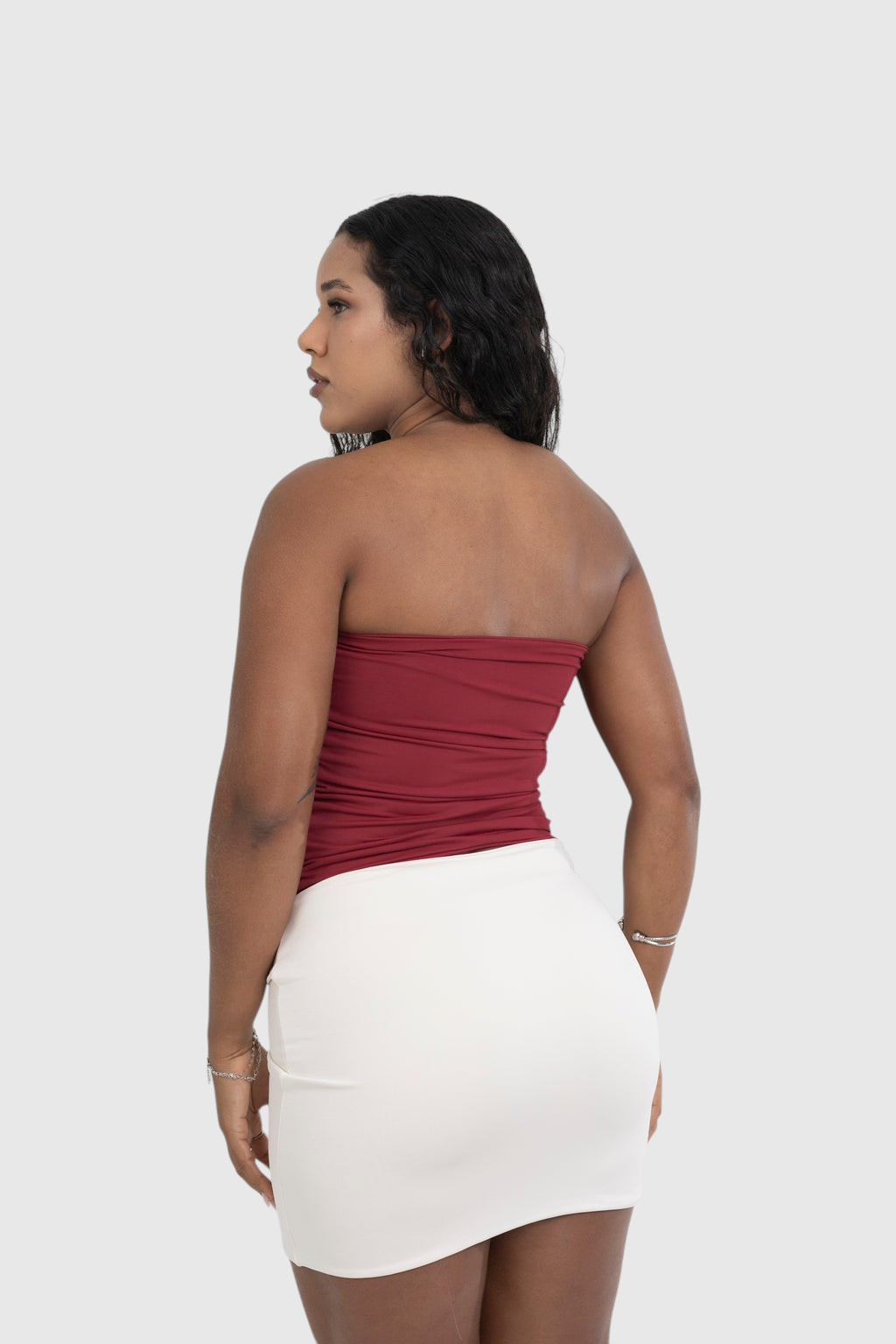 Modelo vestindo blusa tube cherry LA MAGIE | Roupas Femininas Básicas e Estilosas em suplex de poliamida premium.