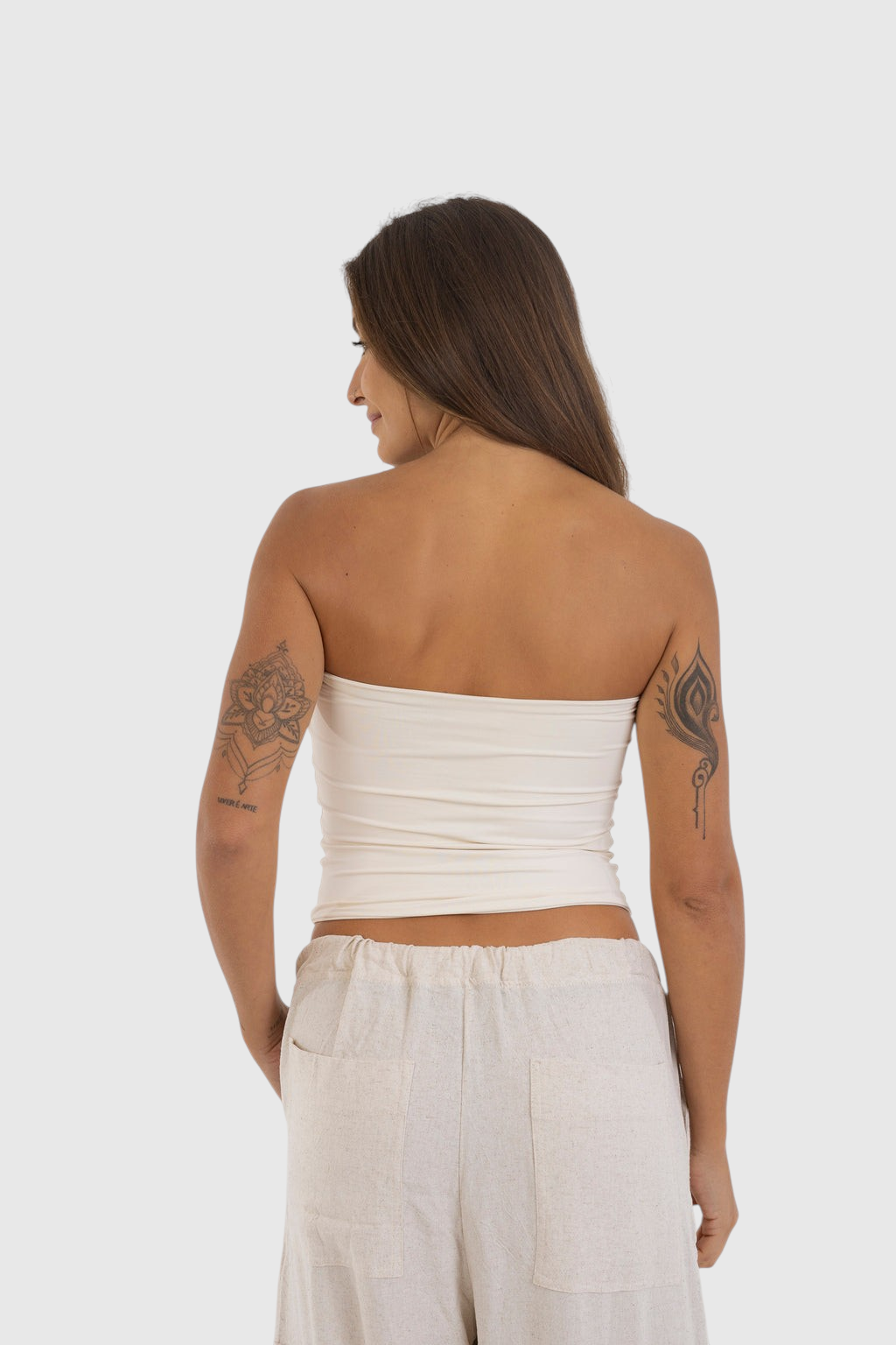 Modelo de costas usando blusa tube off-white LA MAGIE | Roupas Femininas Básicas e Estilosas em suplex de poliamida.