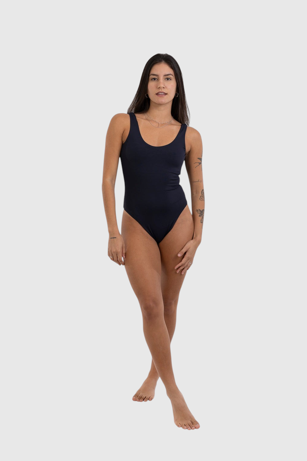 Modelo vestindo body LA MAGIE cavado preto em poliamida com forro duplo e decote redondo, estilo básico e confortável.