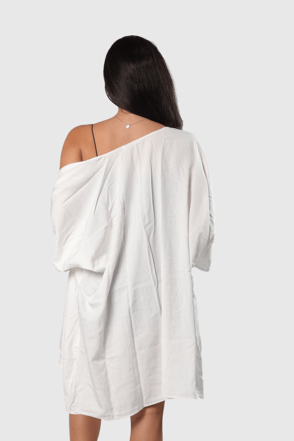 Modelo de costas vestindo kimono branco de manga ampla em viscose rústica da LA MAGIE | Roupas Femininas Básicas e Estilosas
