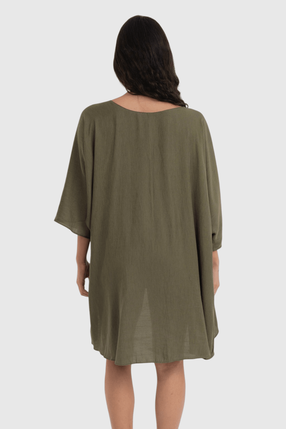 Kimono LA MAGIE | Roupas Femininas Básicas e Estilosas em viscose rústica verde oliva com mangas amplas, vista traseira