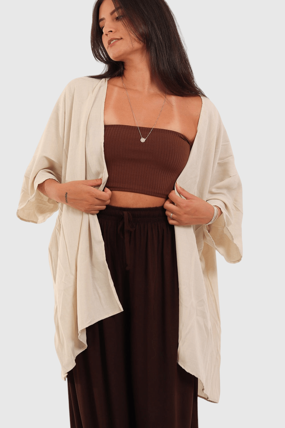 Modelo veste kimono bege de viscose rústica com mangas amplas da LA MAGIE | Roupas Femininas Básicas e Estilosas