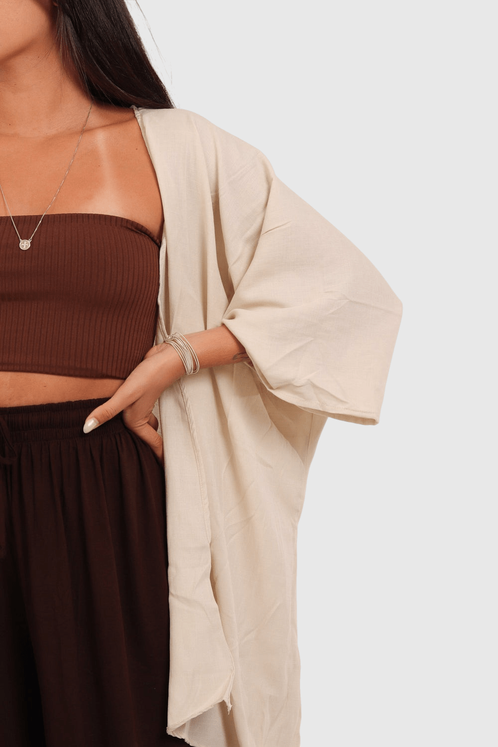 Kimono LA MAGIE | Roupas Femininas Básicas e Estilosas bege de viscose rústica com mangas amplas e caimento leve