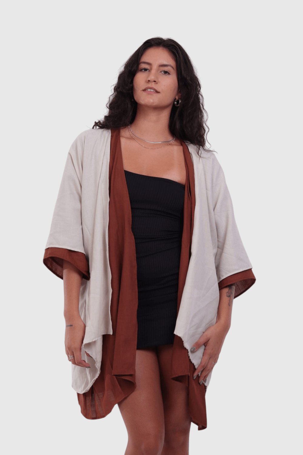 Modelo vestindo kimono LA MAGIE | Roupas Femininas Básicas e Estilosas de viscose rústica bicolor bege e marrom
