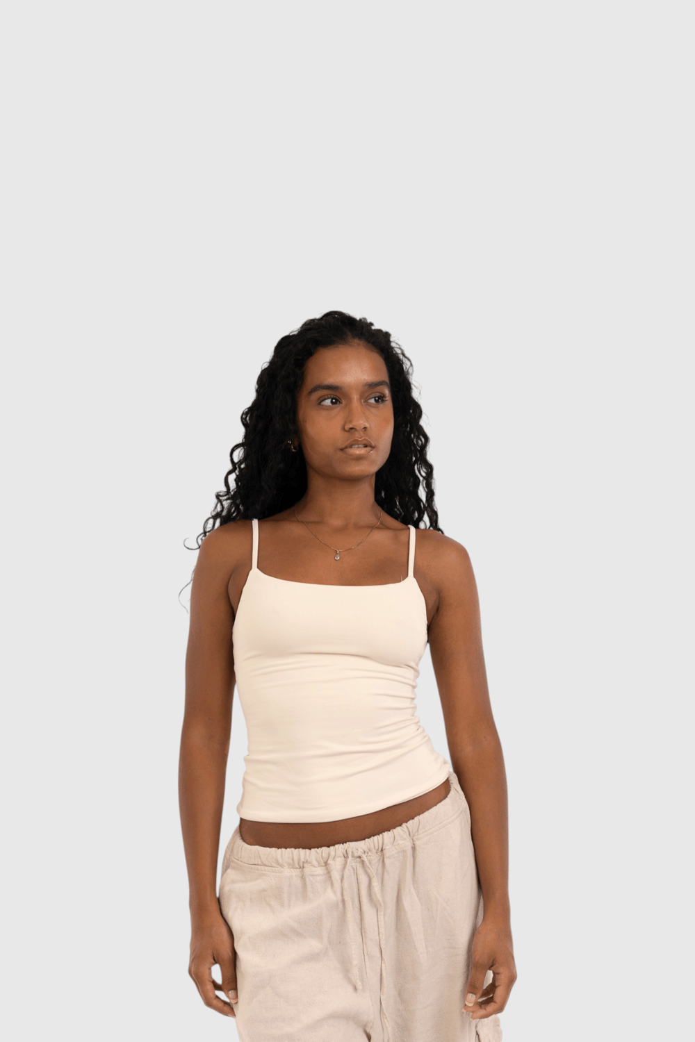 Modelo vestindo blusa regata off white em poliamida premium com forro duplo da LA MAGIE | Roupas Femininas Básicas e Estilosas