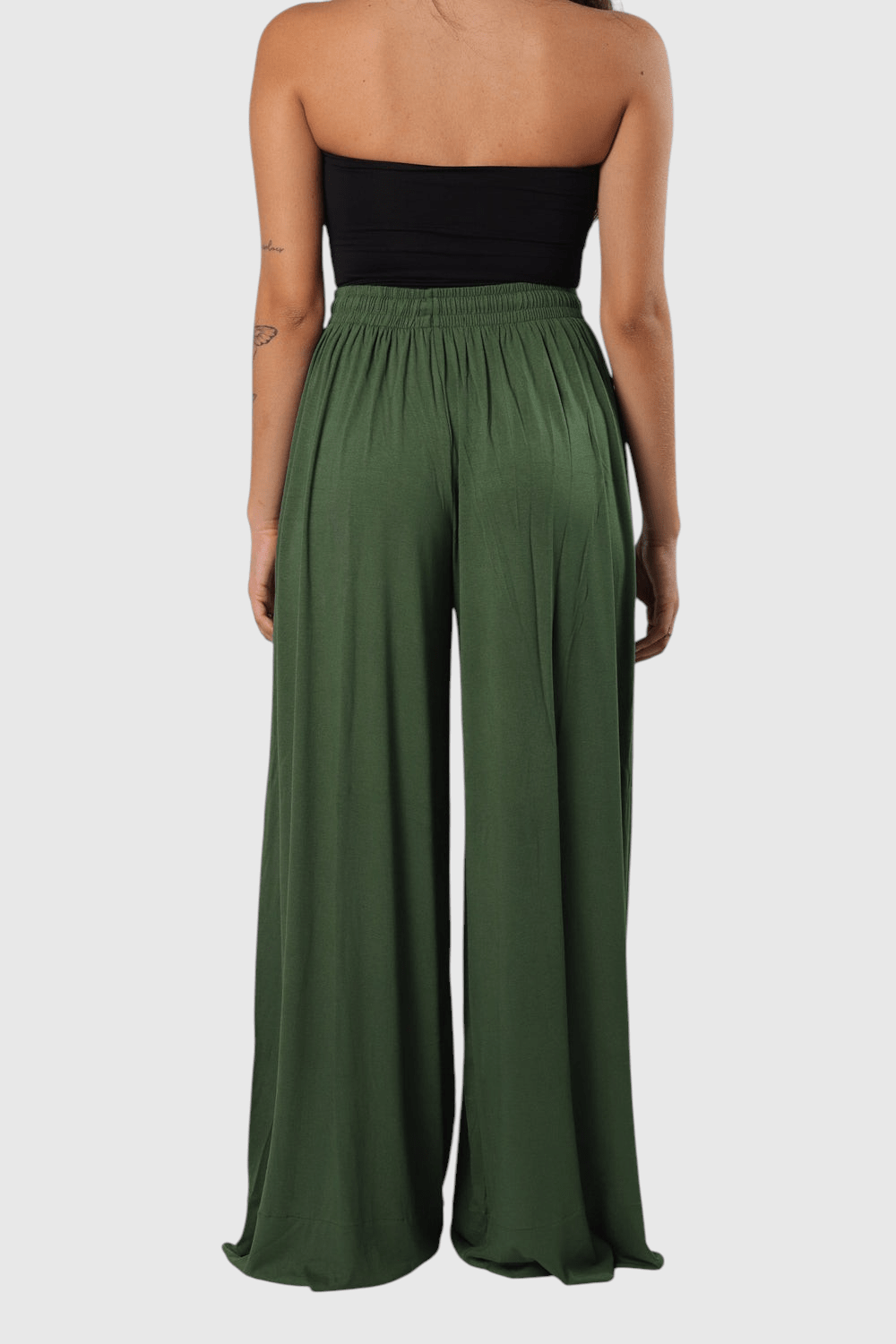 Pantalona verde LA MAGIE Roupas Femininas Básicas e Estilosas de viscolycra com cós elástico, vista de costas.