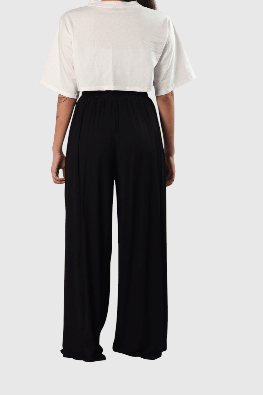 Pantalona preta LA MAGIE | Roupas Femininas Básicas e Estilosas em viscolycra com cós elástico, vista de costas.