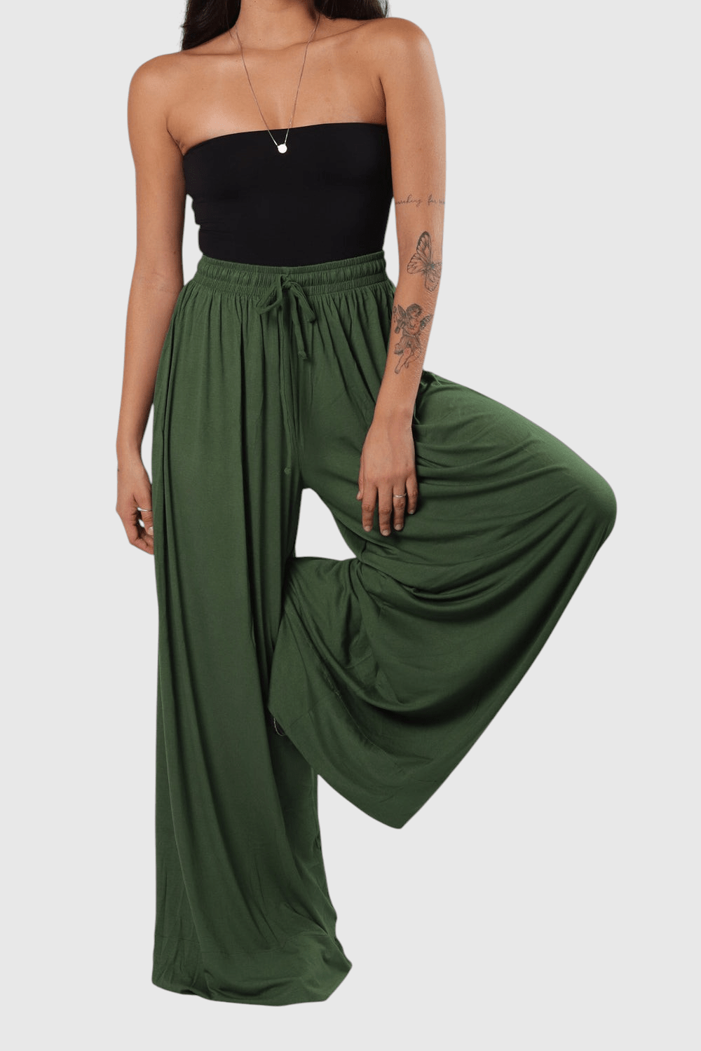 Modelo veste calça pantalona verde LA MAGIE | Roupas Femininas Básicas e Estilosas em viscolycra com cós de elástico.