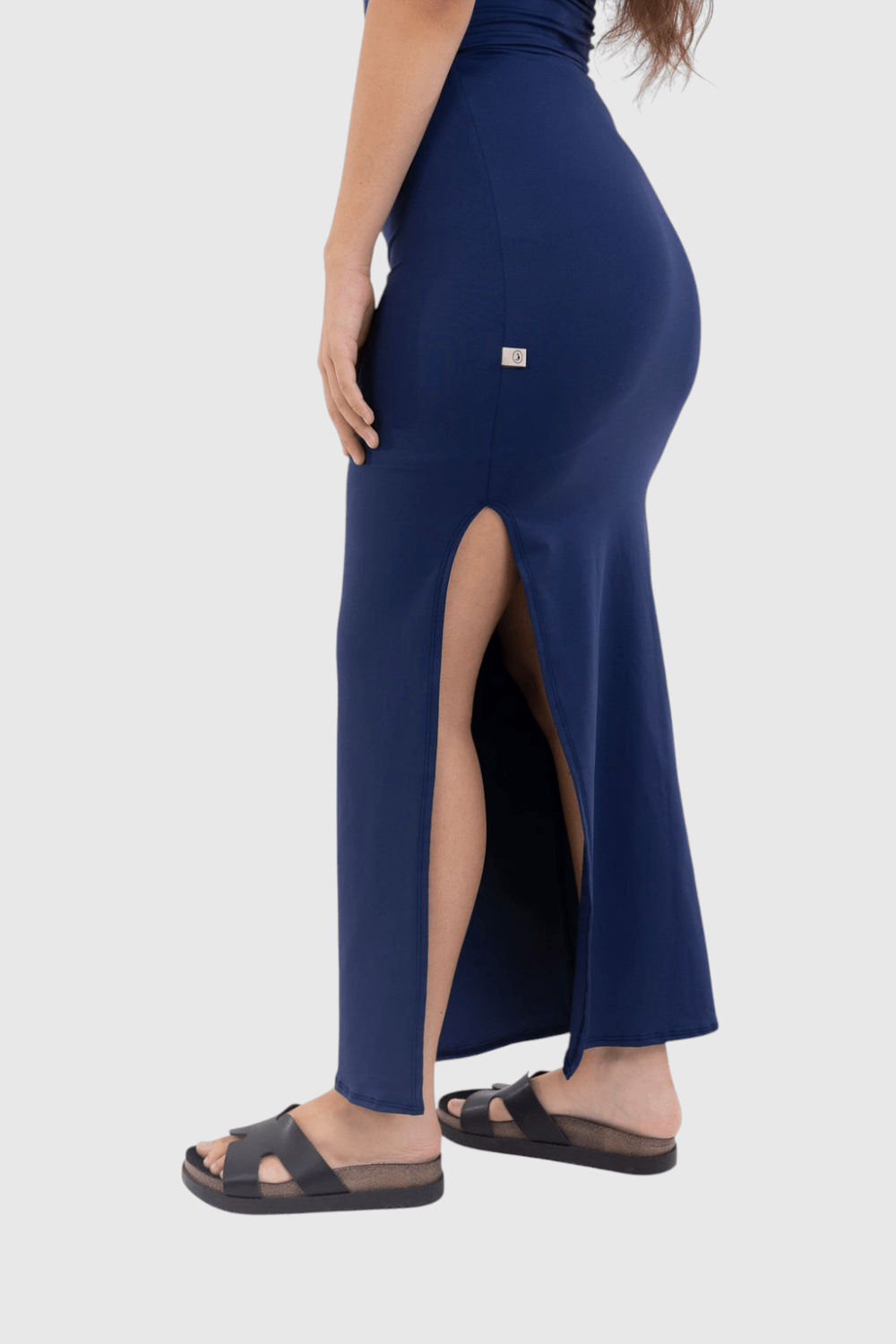 Saia midi azul marinho com fenda lateral, confeccionada em poliamida, da marca LA MAGIE | Roupas Femininas Básicas e Estilosas.